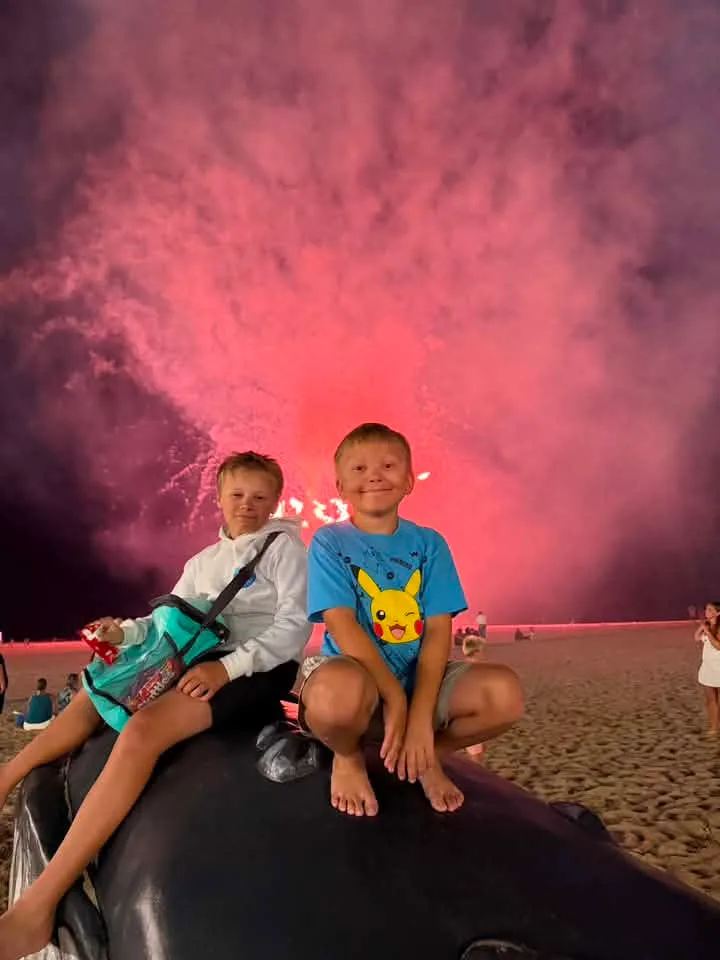 Sara Lea - Thursday eve Fireworks be like.
Salt air, sandy toes, and a front-row seat to the show—it doesn’t get much better than that! 