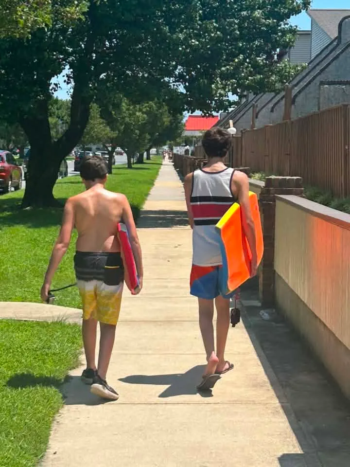 boyse walking to the beach with boogy boards in ocmd