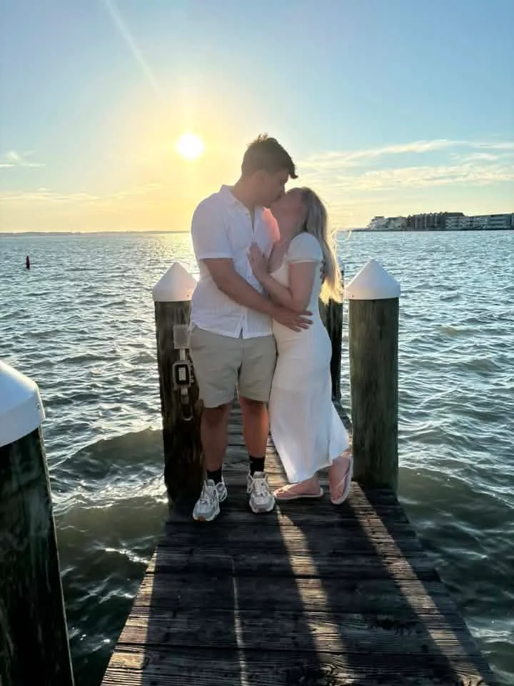 couple kissing on the bay in ocean city md