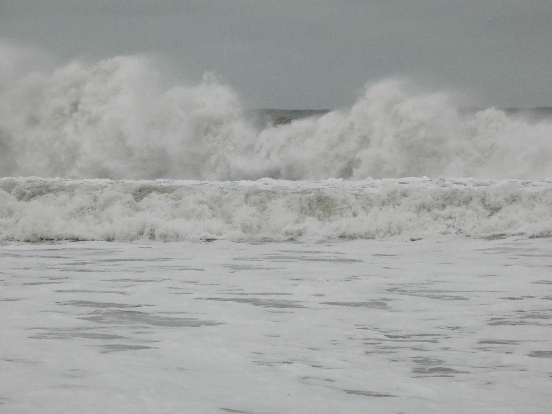 crashing waves along the beach in ocean city md