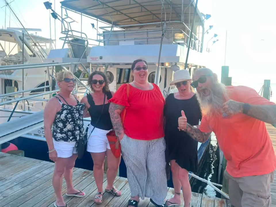 Jess Thomas - Girls trip and pic with the captain!