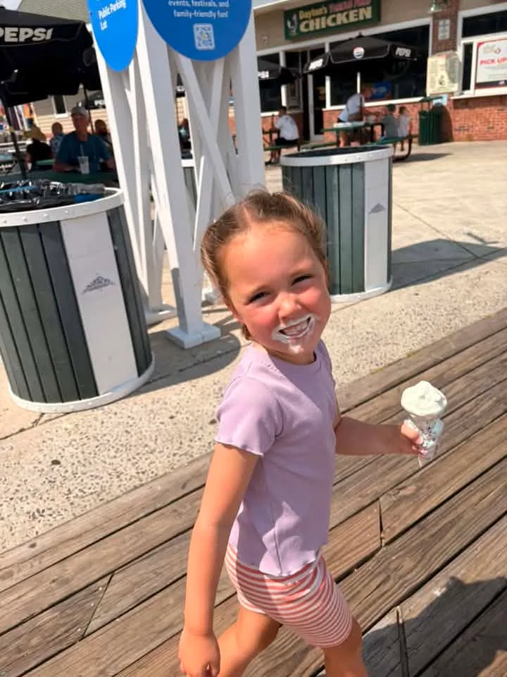 girl on bw with ice cream