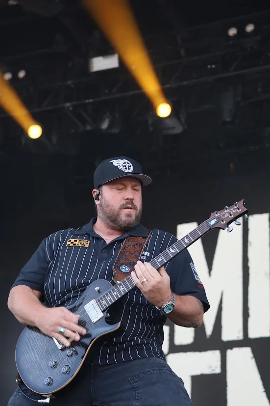Mitchell Tenpenny lured in the crowds with his covers of all time favorite songs.