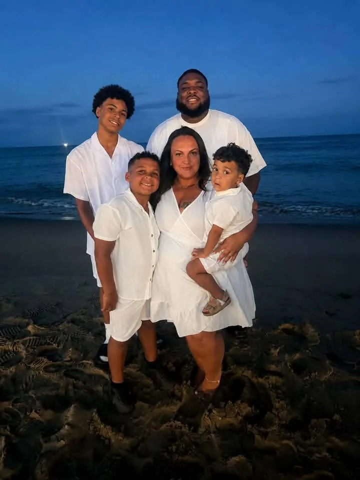 Alyssa Holly - You know how hard it is for a toddler , a moody teen, and the middle child to all be happy in one picture ? Lmao behind the scenes was actually very funny 🫠🫠🫠🫠😩😭
The photo was supposed to be taken at sunset . But this one works lol