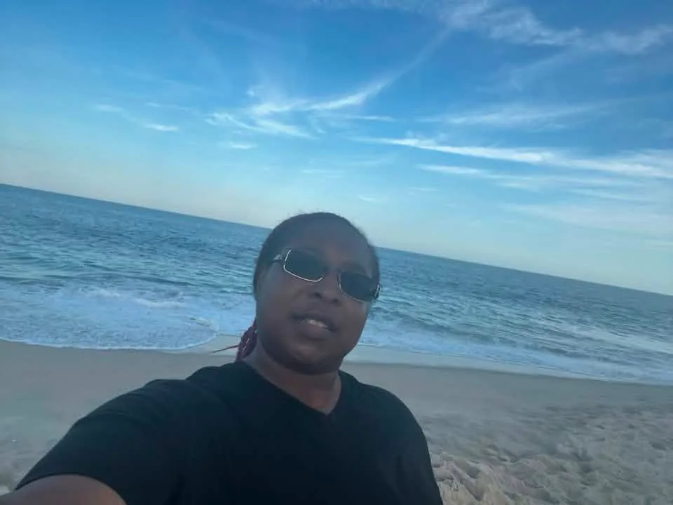 Blare Hall
A͏u͏g͏u͏s͏t͏ ͏2͏8͏ ͏a͏t͏ ͏8͏:͏4͏7͏ ͏A͏M͏
  ·

Taking a selfie at the beach.
