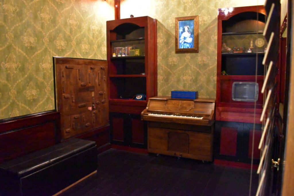 Escapomania escape room poltergeist