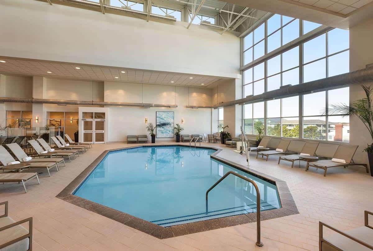 holiday-inn-hotel-suites-ocean-city-indoor-pool
