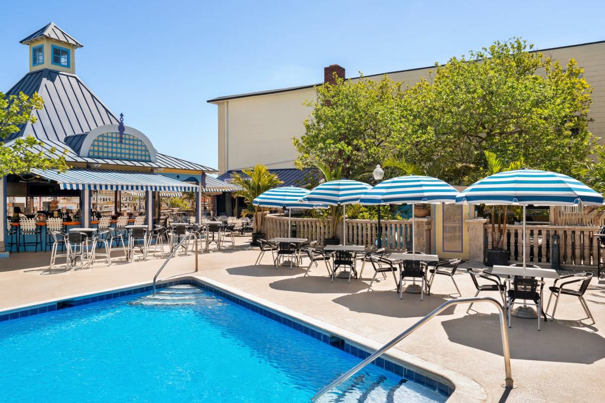 The Plim Plaza pool bar 