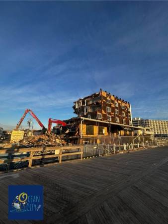 Demolition of Beach Plaza continues